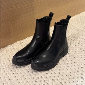 Black Chelsea boot, 7.5